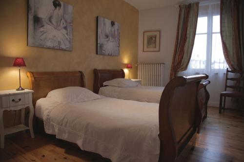 Bourg-Argental斯加尔酒店的酒店客房设有两张床和窗户。