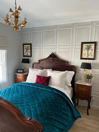 约克铜门公寓的一间卧室配有一张带蓝色毯子的床