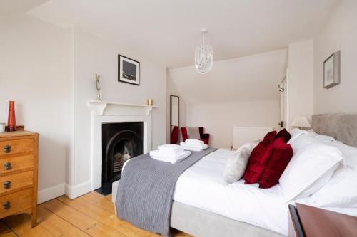 Stenton2 bed Haywood Cottage with garden的卧室配有带红色枕头的大型白色床