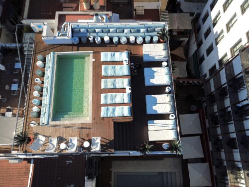 卡里拉Neptuno Hotel & SPA 4 Sup的享有带游泳池的大楼的顶部景致