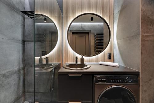格但斯克RentPlanet - Apartamenty Chlebova的一间带洗衣机和镜子的浴室