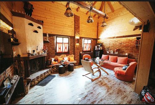 巴尼亚卢卡Villa FORESTA的带沙发和壁炉的客厅