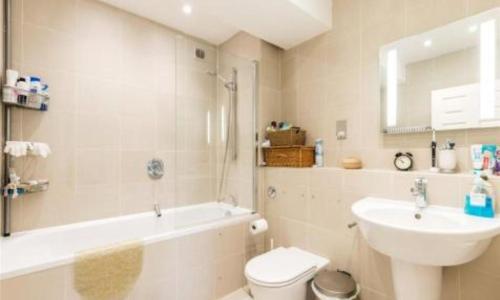 伦敦City Riverview 1/2 Bedroom Apartment的一间带水槽、浴缸和卫生间的浴室