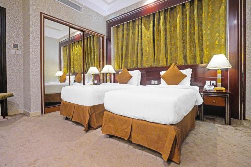 吉达EKONO by Leva Jeddah Airport Hotel的大型酒店客房,设有两张床和大窗户