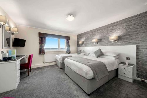 布莱克浦Viking Hotel - Adults Only的酒店客房配有两张床和一张书桌