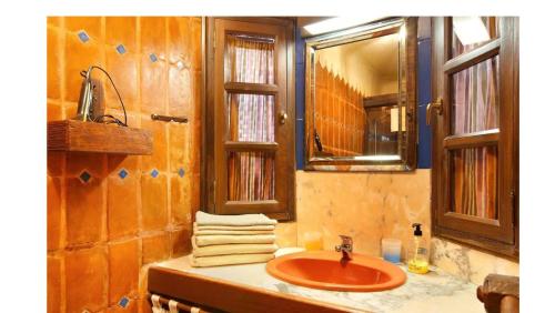 阿吉拉海滩VCV VILLA BAHÍA FELIZ的一间带水槽和镜子的浴室