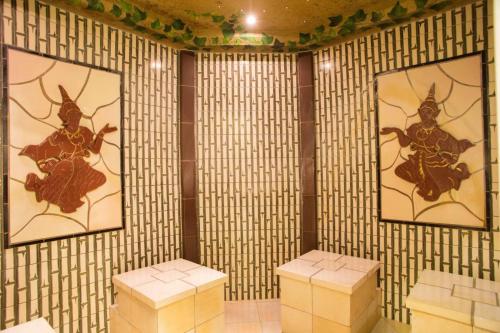 拉夫达Emerald Beach Resort & Spa的墙上有两幅虫子的照片的房间