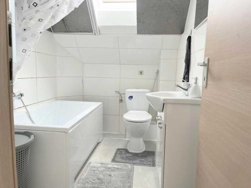 勒沃库森Zentrales Apartment in Leverkusen的白色的浴室设有卫生间和水槽。
