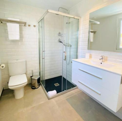 托雷加迪亚罗Villa La Roca的带淋浴、卫生间和盥洗盆的浴室