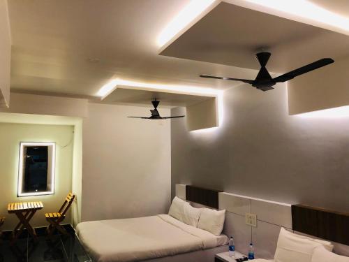 蓬蒂切里Villa Bordeaux的客房设有2个吊扇和1张沙发。
