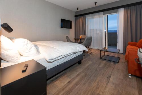 阿克雷里Hotel Halond的酒店客房设有床和客厅。