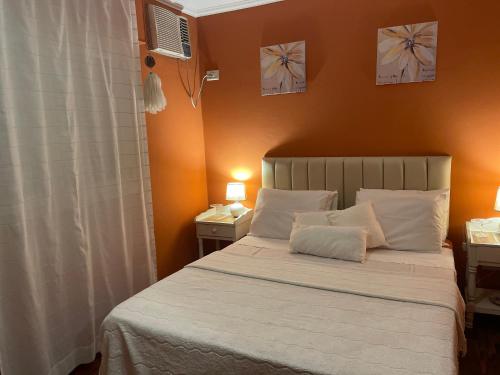 萨尔塔Apart 9 de julio的一间卧室配有带白色床单和枕头的床。