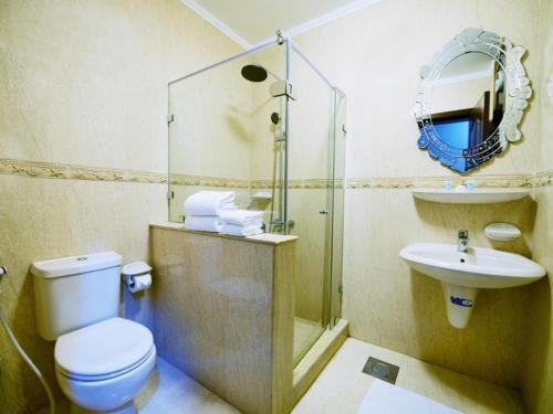科威特Relax inn Apartment - Fahaheel的一间带卫生间和水槽的浴室