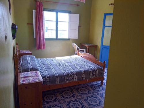 西迪伊夫尼Suerte Loca的一间小卧室,配有床和窗户