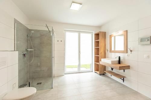 因泽尔Inzell Chalets by ALPS RESORTS的带淋浴、卫生间和盥洗盆的浴室
