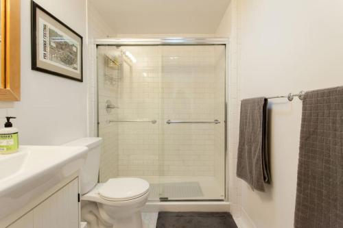 波特兰Backyard Cottage, Alberta Arts District的带淋浴和卫生间的白色浴室