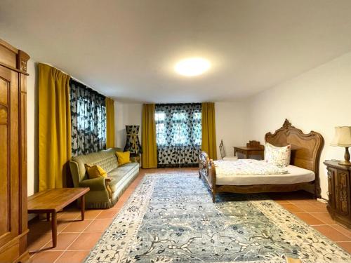 莱尔特Luxus Stadtvilla EMG Hannover Braunschweig Wolfsburg 20P的带沙发、床和桌子的客厅