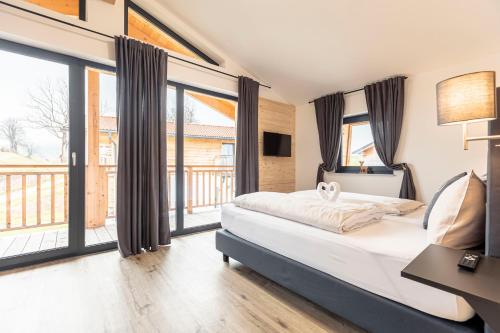 因泽尔Inzell Chalets by ALPS RESORTS的一间卧室设有一张床和大窗户