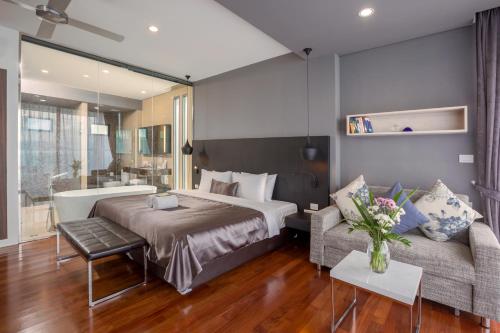 攀瓦海滩X10 Seaview Suites at Panwa Beach的酒店客房,配有床和沙发