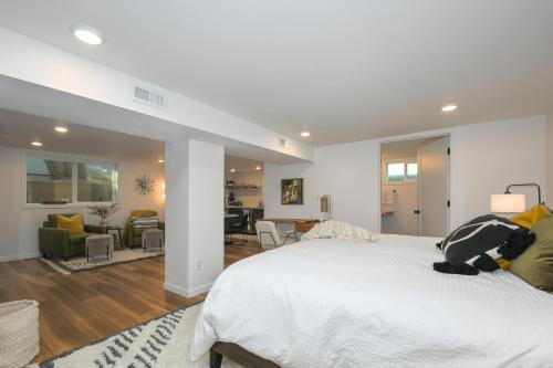 温哥华Bright & Modern Basement Apartment Dt N'hood的一间带大床的卧室和一间客厅