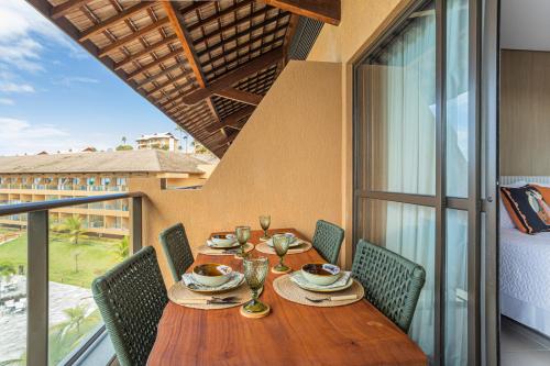 塔曼达雷FLAT 210 - ECORESORT PRAIA DOS CARNEIROS的享有美景的餐桌、椅子和桌子