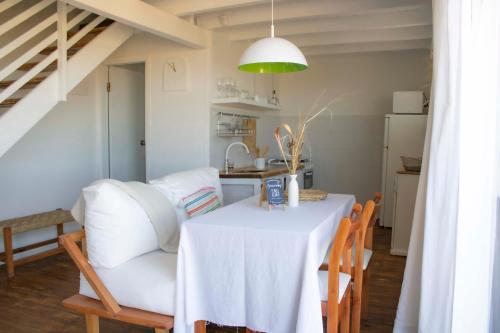 拉佩德雷拉ALMAR- Punta Rubia, La Pedrera的厨房配有带白色桌布的桌子