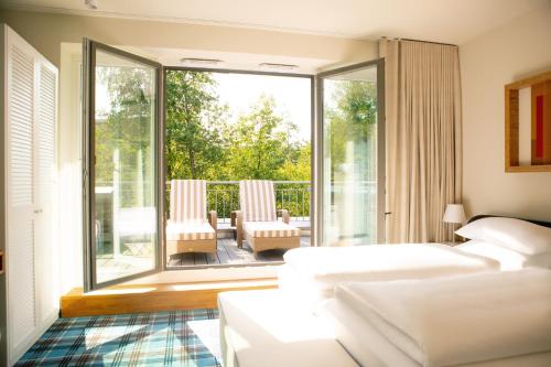 圣彼得奥尔丁阿勒尔福斯Spa酒店的客厅设有床和大窗户