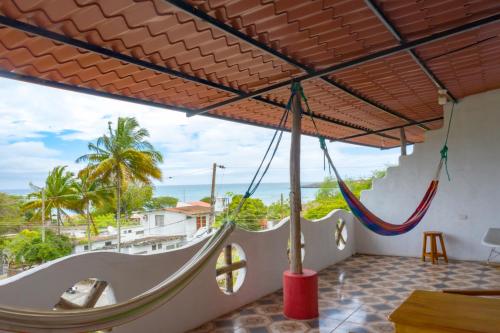 巴克里索莫雷诺港Royal Galápagos Inn的客房设有吊床,享有海景。