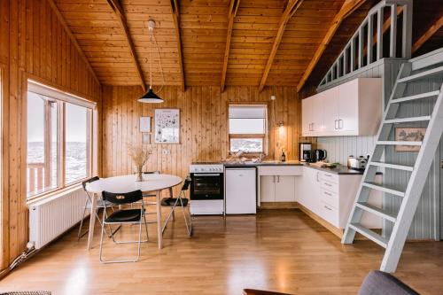 米湖希尔德度假屋的厨房配有桌椅和梯子