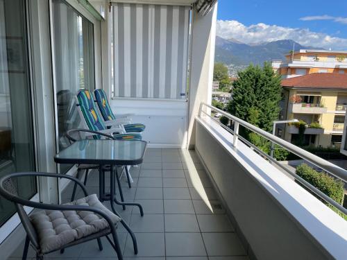 阿斯科纳Ascona: San Materno-Mary的美景阳台,配有桌椅