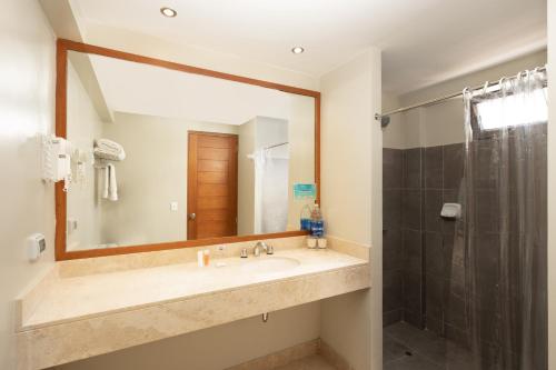 卡诺阿斯德蓬萨尔Royal Decameron Punta Sal - ALL INCLUSIVE的一间带水槽和淋浴的浴室