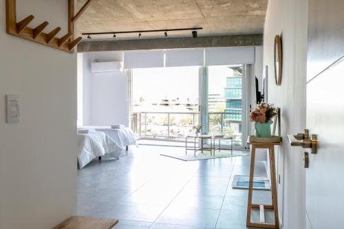 La LonjaDepartamento premium en Pilar 220的客厅设有白色的墙壁和大窗户