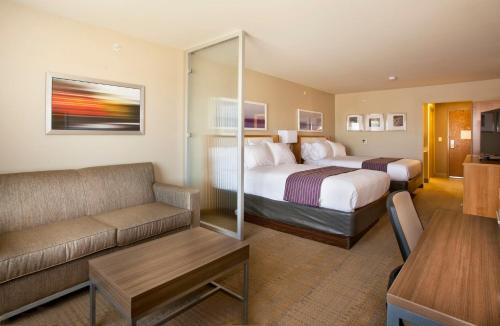温泉城温泉城智选假日酒店的酒店客房,设有两张床和一张沙发