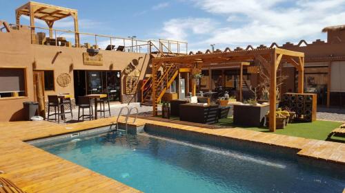 圣佩德罗·德·阿塔卡马Hoteles Pueblo de Tierra的一座带游泳池和庭院的房子