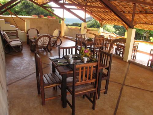 Ambaro卡斯萨卡拉瓦旅馆的用餐室配有桌椅。