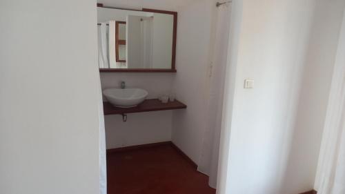 明德卢Casa Azul的一间带水槽和镜子的浴室