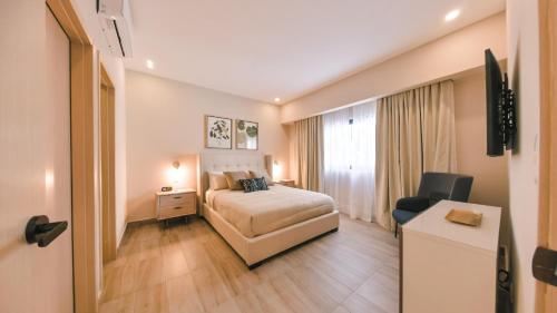 圣多明各Fully Serviced Apartment at Regatta Living II - 304的配有一张床和一张书桌的酒店客房