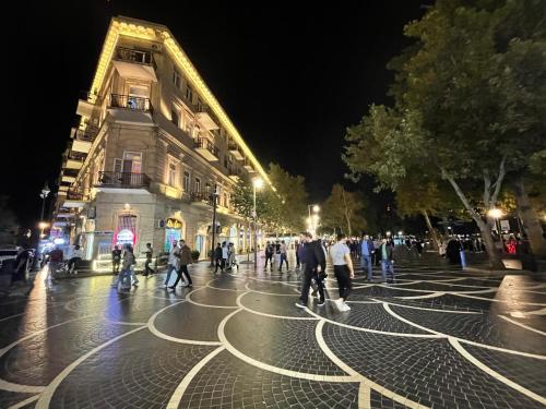 巴库Fountain Square-Balconies in Old Town的一群人晚上在街上走