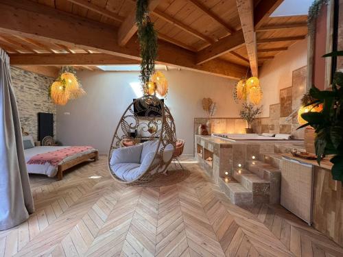 昂热Suite Bali Les Petits Plaisirs的一间位于房间中间的带秋千的房间