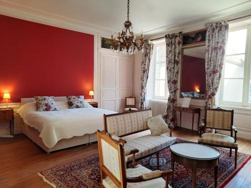 圣阿芒蒙特龙Maison Zola的一间卧室设有一张床和红色的墙壁