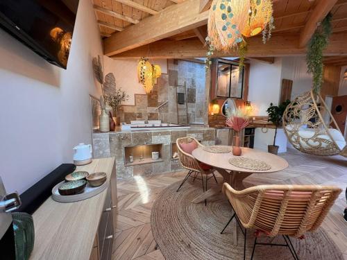 昂热Suite Bali Les Petits Plaisirs的厨房配有桌椅和壁炉。