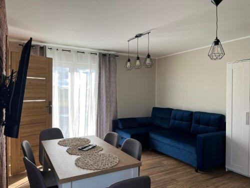 帕克Domek wypoczynkowy MK的客厅配有蓝色的沙发和桌子