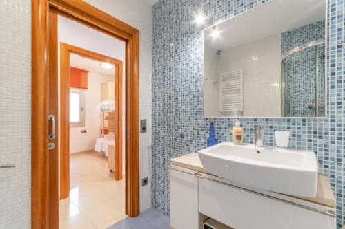 锡切斯锡切斯帆船租赁酒店的一间带水槽和镜子的浴室