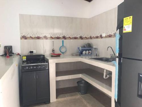 里奥阿查Donde Bris的小厨房配有炉灶和冰箱