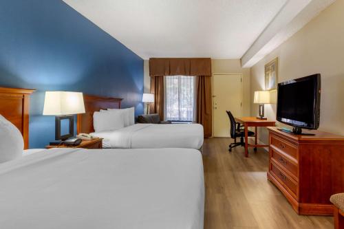 卡瑞贝斯特韦斯特帕里斯卡里 - 北卡罗来纳州的酒店客房设有两张床和一台平面电视。