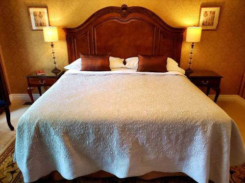滨湖尼亚加拉Darlington House Bed and Breakfast的一间卧室配有一张带2个床头柜的大床