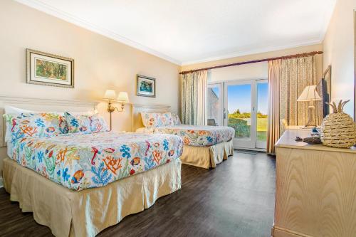 费南迪纳比奇256 Sandcastles - Hotel Side的酒店客房设有两张床和窗户。