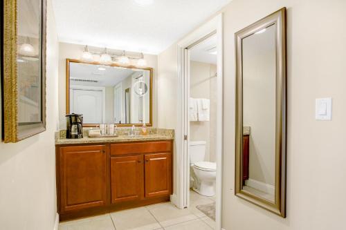 费南迪纳比奇256 Sandcastles - Hotel Side的一间带水槽、卫生间和镜子的浴室