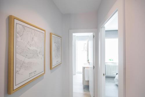 萨拉戈萨Apartamento Foro Romano的墙上有两张框图的走廊