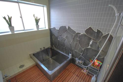 小谷村海之屋青年旅舍 的带窗户的客房内设有带水槽的浴室